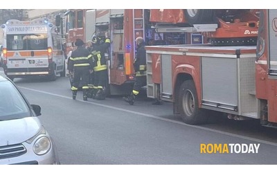 Paura ai Parioli: caldaia in fiamme sul balcone
