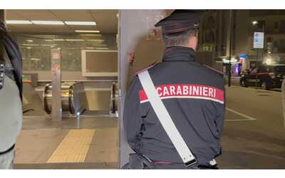 Paura in metro: rompe il vetro del varco disabili e con due sassi minaccia addetto alla sicurezza. Poi la fuga sui binari