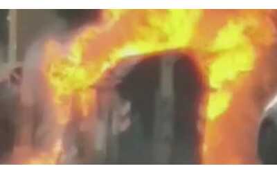 Pomeriggio di paura a Cinecittà: fiamme da un cassonetto investono auto e un albero