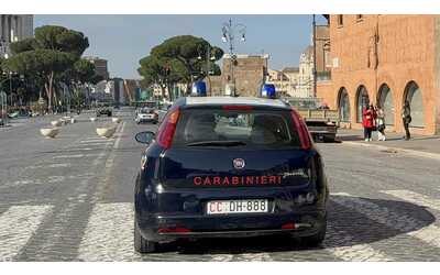 Rapina e insulti omofobi ai Fori Imperiali. Turista aggredito da tre giovani: teneva per mano il...