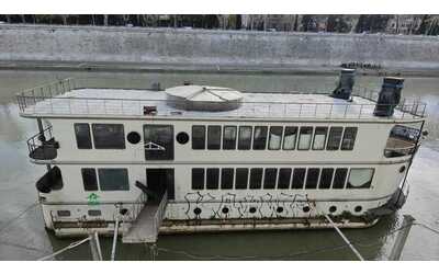 Rapinato di 70 euro e ferito con bottigliata sul volto. Ladro scappa nel barcone abbandonato sul Tevere