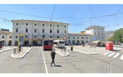 Roma, 16enne accoltellato davanti alla stazione. Volevano rapinarlo