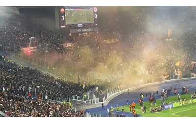 Roma - Eintracht, lancio di fumogeni tra i tifosi durante il match di Europa League