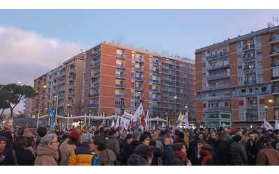 Roma in piazza contro l'omofobia, in migliaia a supporto della coppia aggredita al Pigneto