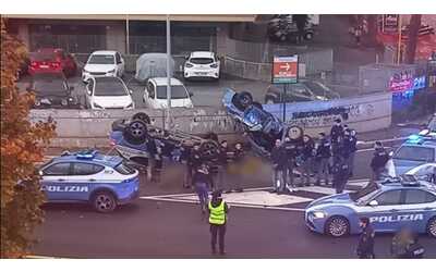 Roma, incidente all'alba. Un poliziotto morto e 4 feriti nello scontro tra due volanti