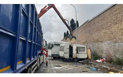 Sgombero al Verano: rimossi camper e roulotte sotto alle mura del cimitero