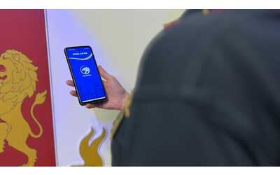 Spacciano a due passi da scuola. I cittadini li fanno arrestare grazie all'app YouPol