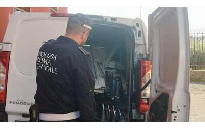 Sversano rifiuti a bordo strada. Multa da 3mila euro