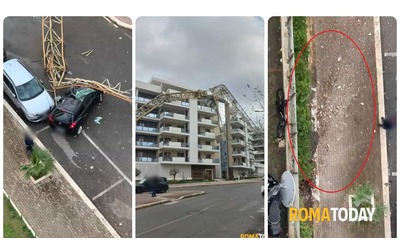 Tragedia sfiorata a Roma: gru crolla da un palazzo e distrugge auto in sosta