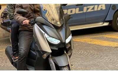 Trolley stupefacente, scambio di droga in piazza: tre arresti