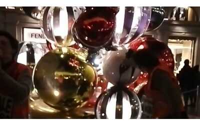 Ultima Generazione imbratta con vernice nera l'albero di Natale di Fendi