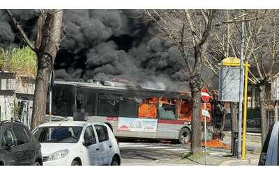 Un autobus è stato distrutto dalle fiamme a Villa Bonelli