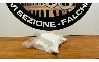 Un panetto da un chilo di cocaina in auto, arrestato pusher