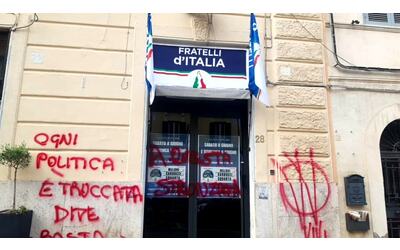 Vandalizzata la sede di Fratelli d'Italia con scritte No vax: 
