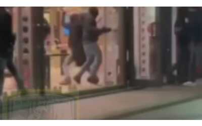 Violenza ultras, assalto ai tifosi della Roma in un fast food a Parma