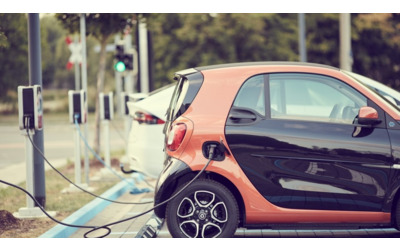 Auto elettriche, Analisi AutoScout24: cala la propensione all’acquisto e aumentano i dubbi sull’impatto ambientale